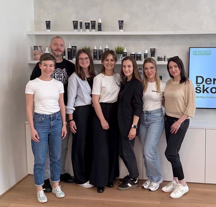 Martina během školení o podnikání a marketingu pro salony se studenty a podnikatelkami v oboru krásy.